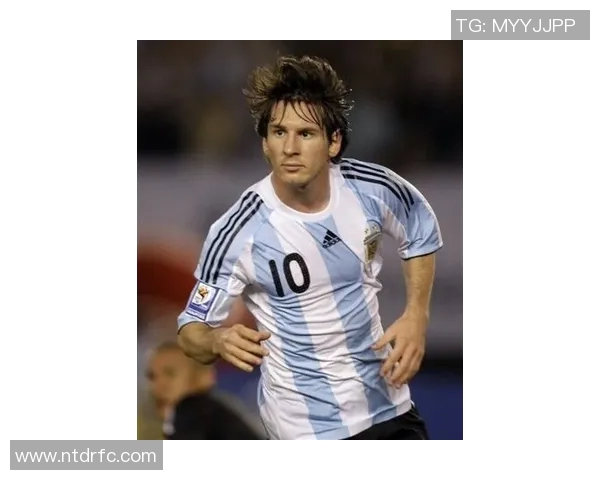 红衣足球明星的身份揭秘及其精彩瞬间图片欣赏