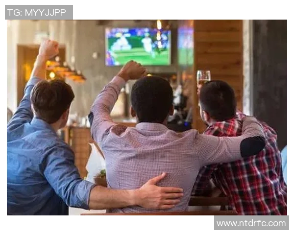 足球明星在家中享受休闲时光观看电视的精彩瞬间