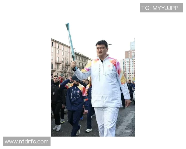 足球明星首次见到姚明时的惊讶与敬佩瞬间分享